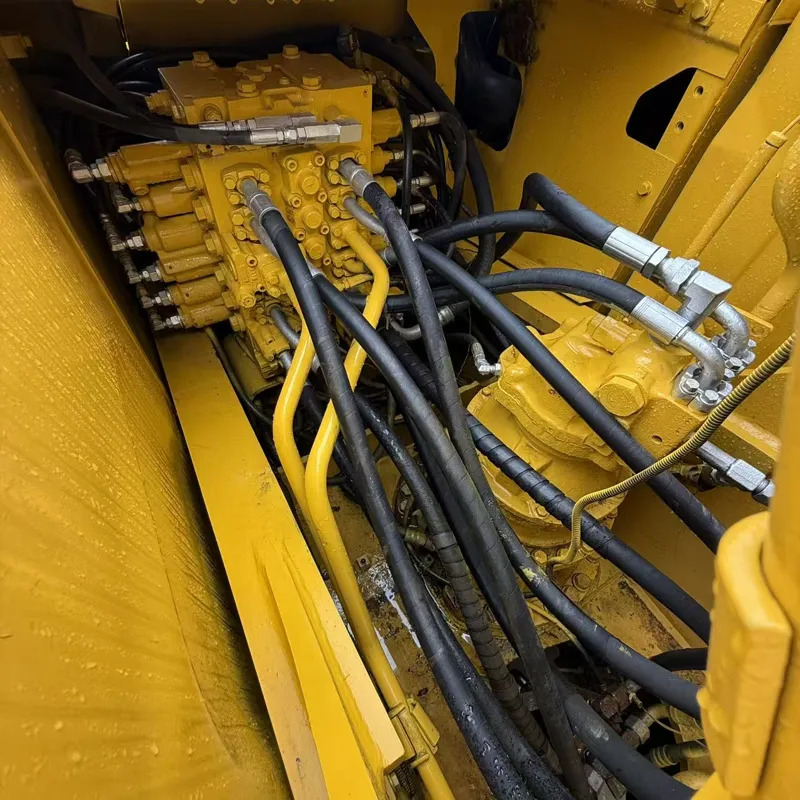 二手小松200-8挖掘机