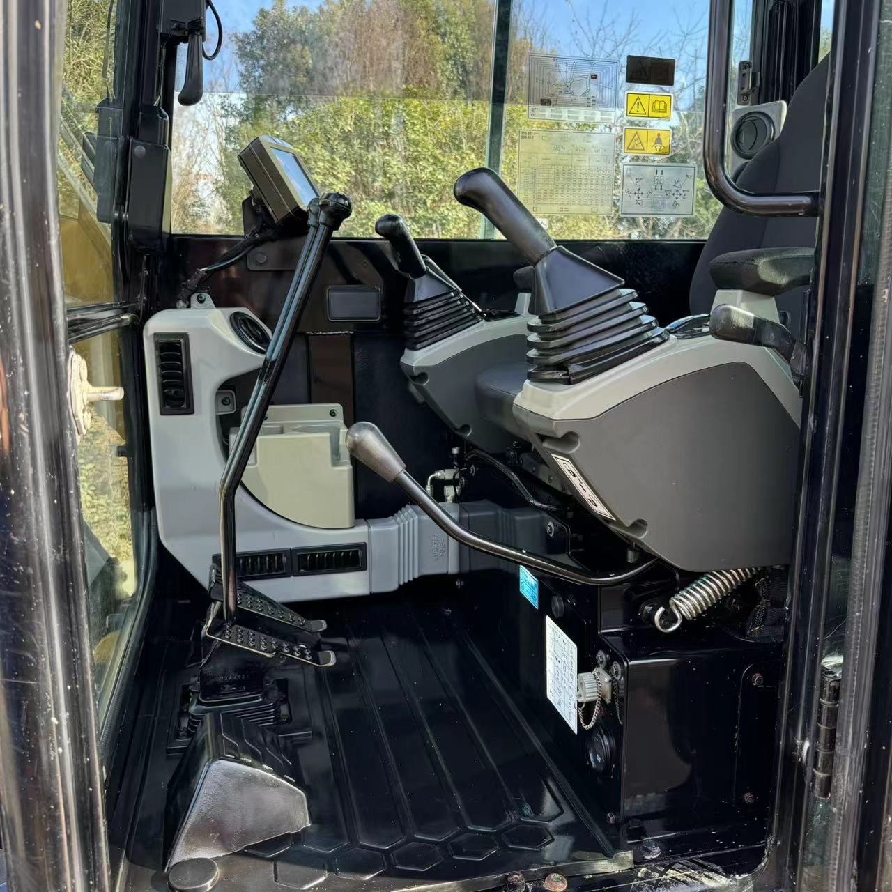 二手卡特305.5E2挖掘机