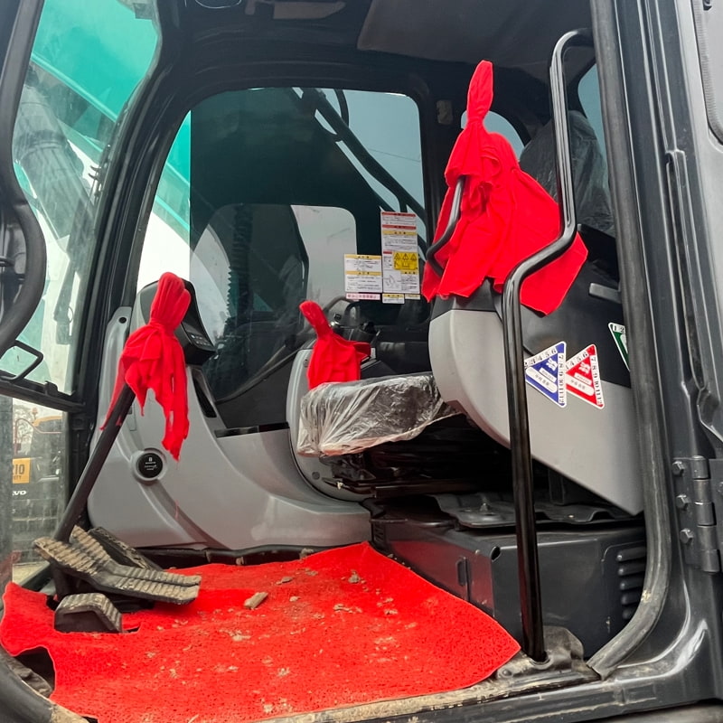 二手神钢SK200D挖掘机