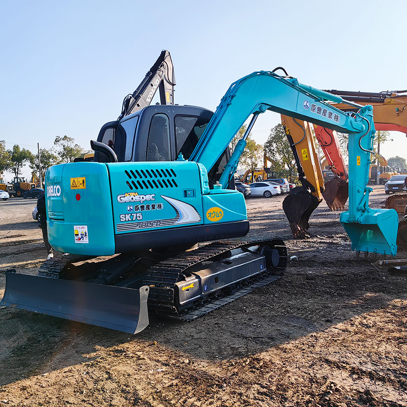 二手神钢SK75挖掘机