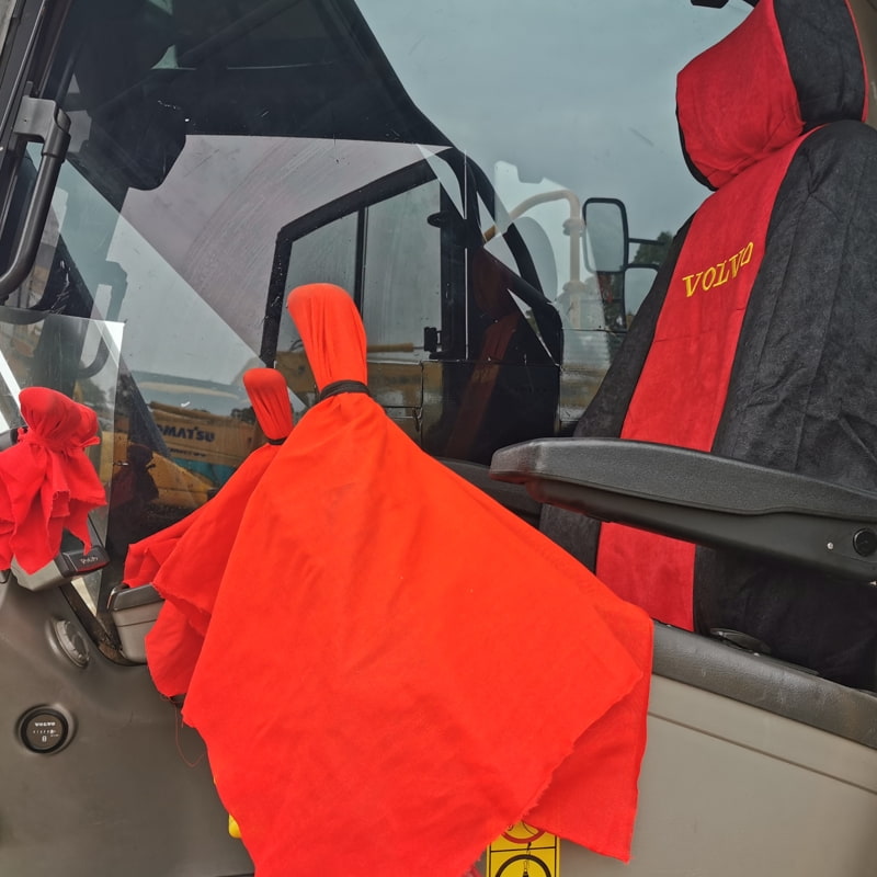 二手沃尔沃220D挖掘机