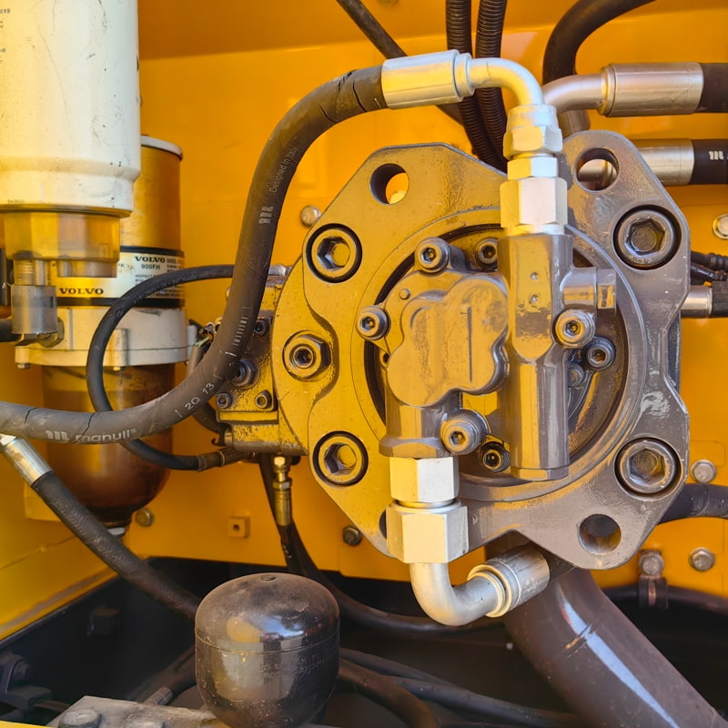 二手沃尔沃220D挖掘机