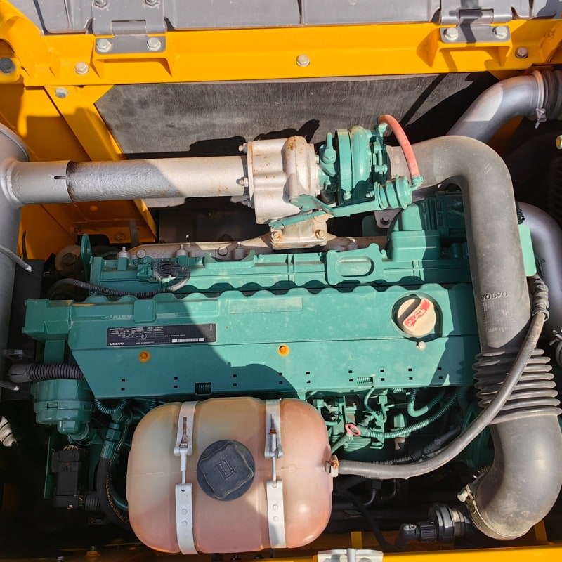 二手沃尔沃220D挖掘机